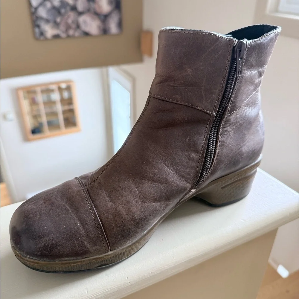 Women's KEEN Brown Ankle Boots - Casual Leather Zip Booties - Picture 2 of 4